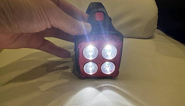 TEMUで購入した多機能LEDライトの前面ライト（懐中電灯モード）レビュー画像