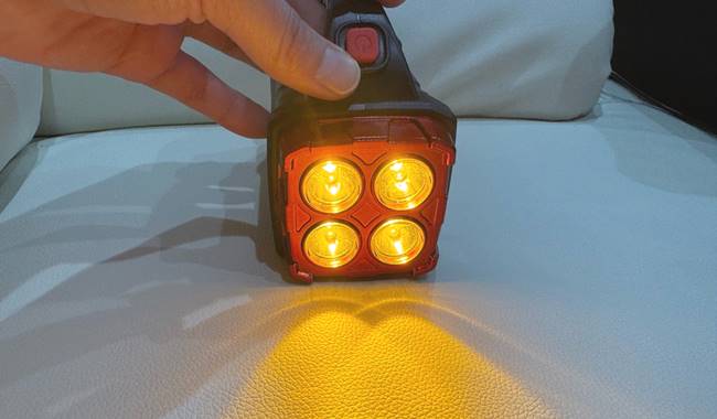 TEMUで購入した多機能LEDライトの黄色点灯モード（非常灯・警告灯）レビュー画像